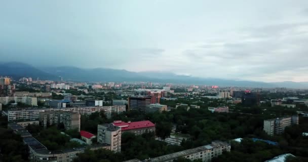 夕暮れ時のアルマティの山と街の上の雲 — ストック動画