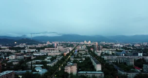 Dağların üzerinde bulutlar ve gün batımında Almaty şehri. — Stok video