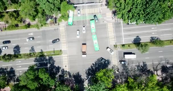 Draufsicht auf eine Straßenkreuzung in der Stadt. — Stockvideo