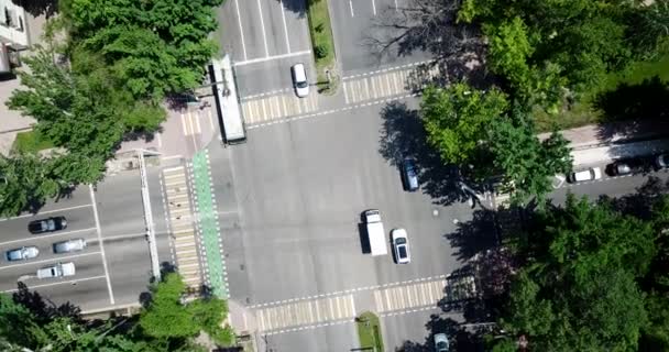 Vista superior de um cruzamento rodoviário na cidade. — Vídeo de Stock