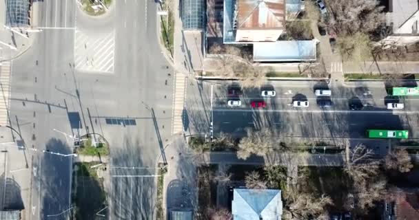 Vue de dessus d'une intersection routière dans la ville. — Video