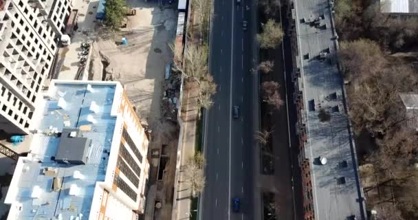 Vista superior de um cruzamento rodoviário na cidade. — Vídeo de Stock