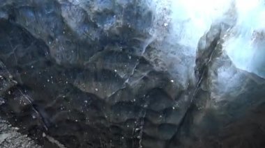 Karlı dağlarda buz mağarası. Tuyuk-Su buzulu