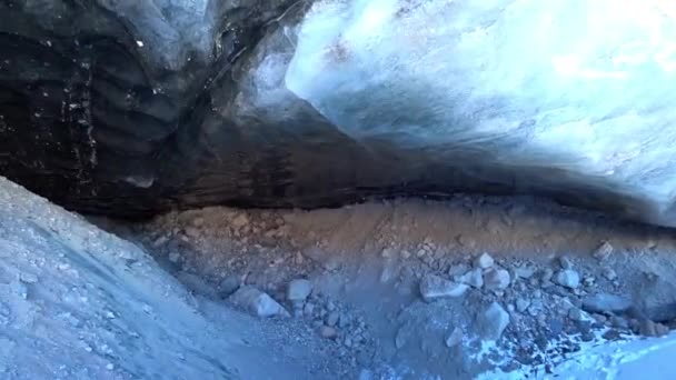 Jaskinia lodowa w zaśnieżonych górach. Lodowiec Tuyuk-Su — Wideo stockowe
