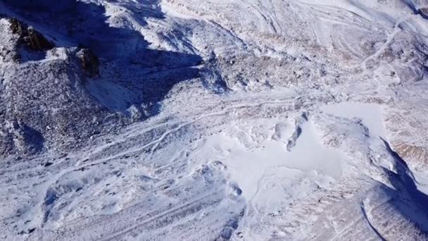 雪に覆われた高い岩。Tuyuk蘇氷河 — ストック動画