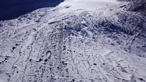 Rocas altas cubiertas de nieve. El glaciar Tuyuk Su — Vídeos de Stock