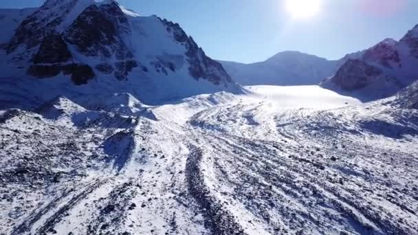 Високі скелі вкриті снігом. Льодовик Туюк Су. — стокове відео