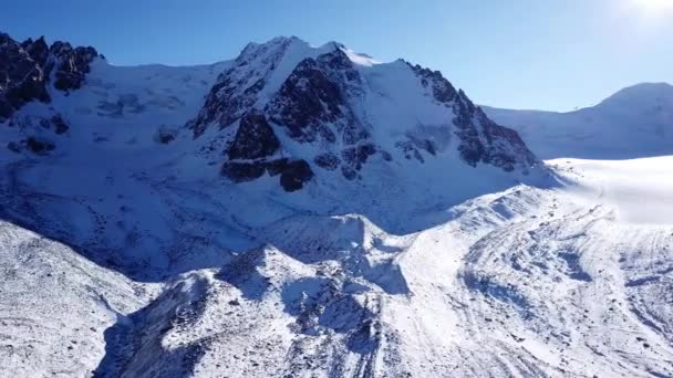 Karla kaplı yüksek kayalar. Tuyuk Su Buzulu — Stok video