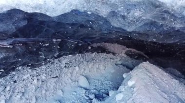 Karlı dağlarda buz mağarası. Tuyuk-Su buzulu