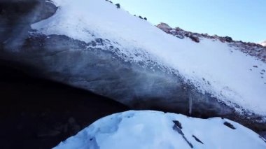 Karlı dağlarda buz mağarası. Tuyuk-Su buzulu