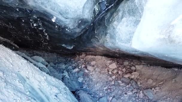 Eishöhle in den verschneiten Bergen. Tuyuk-Su-Gletscher — Stockvideo