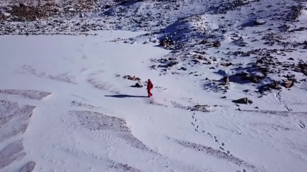 一个登山者正在雪山中行走. — 图库视频影像