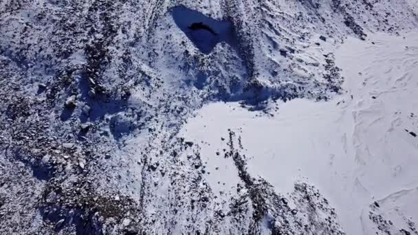 Entrada para uma caverna de gelo nas montanhas. — Vídeo de Stock
