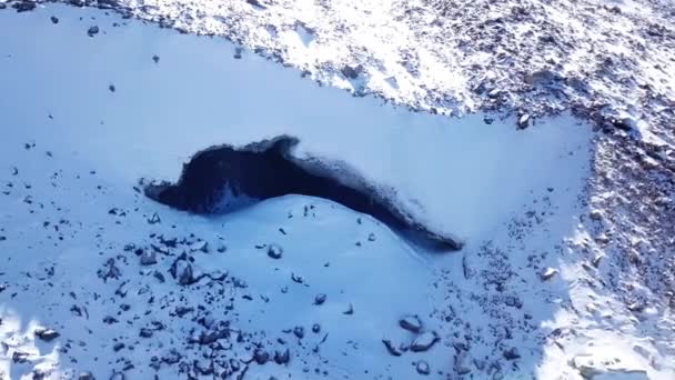 Entrada a una cueva de hielo en las montañas. — Vídeos de Stock