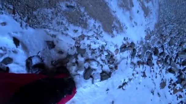 El tipo explora la cueva de hielo. Un lugar peligroso. — Vídeos de Stock