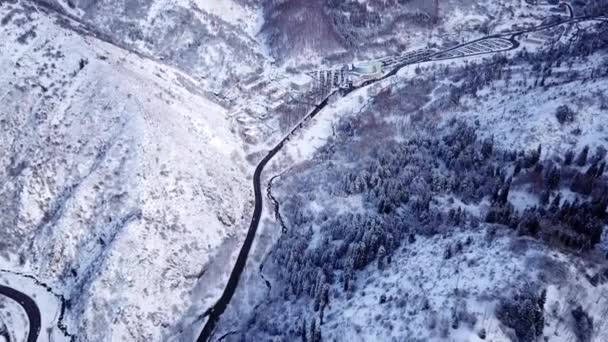 Karlı dağlar, kış ormanı ve arabalı yollar.. — Stok video