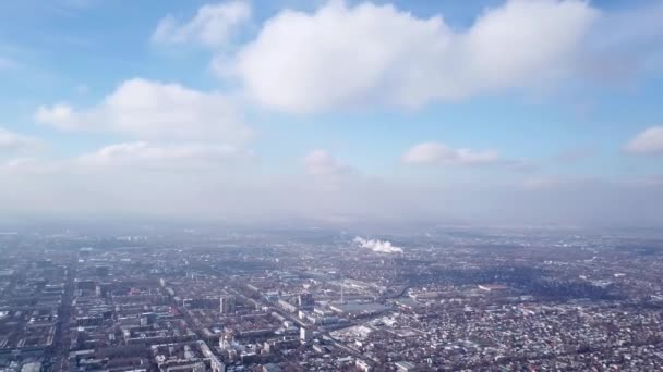 Winter in de stad Almaty in smog. — Stockvideo