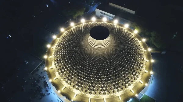 Alışılmadık yuvarlak çatı. Portala benziyor..