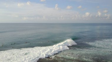 Sörfçüler Bali ve Uluwatu sahillerinde dalgalar yakalıyorlar.