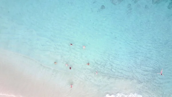 ビーチの白い砂とターコイズブルーの澄んだ水 — ストック写真