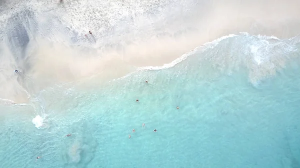 ビーチの白い砂とターコイズブルーの澄んだ水 — ストック写真