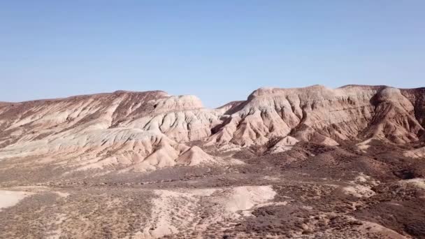 Colinas coloridas do desfiladeiro no deserto. — Vídeo de Stock