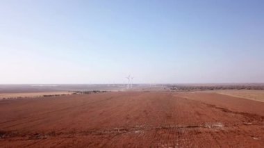 Tarlanın yakınındaki yel değirmenleri. Bir İHA 'dan üst görünüm.