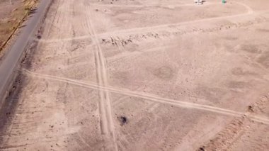 Bozkırdaki yel değirmenleri. Küçük bir kasabanın yakınında..