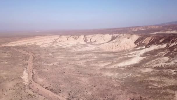 Kolorowe wzgórza wąwozu na pustyni. — Wideo stockowe