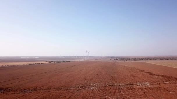 Windmolens bij het veld. Bovenaanzicht van een drone. — Stockvideo