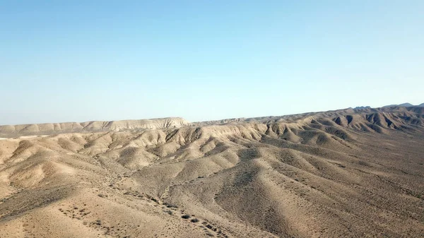 Çöldeki vadideki renkli tepeler.