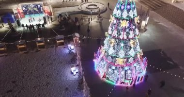 Meydanın ortasında parlak bir Noel ağacı