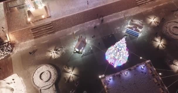 広場の中心にある明るいクリスマスツリー — ストック動画