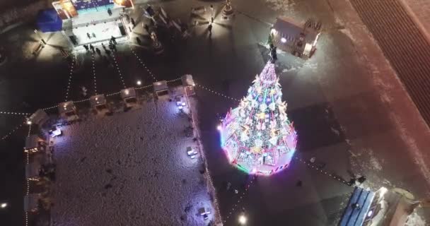 広場の中心にある明るいクリスマスツリー — ストック動画