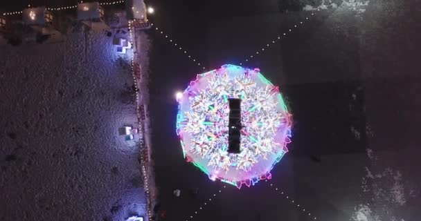 Ljus julgran i mitten av torget — Stockvideo