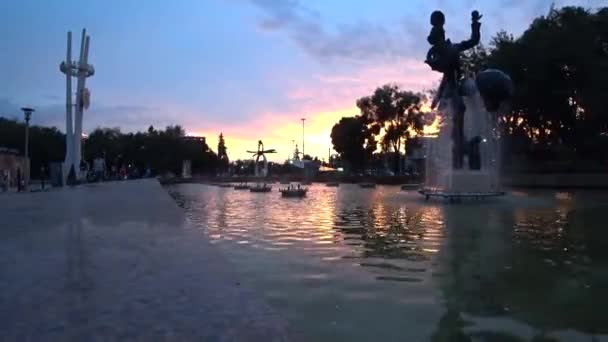 Solnedgång timelapse med utsikt över fontänen. — Stockvideo