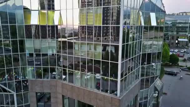 Riflessione della città in un edificio di vetro. — Video Stock