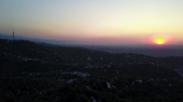 アルマトイの緑の丘の間の赤い夕日. — ストック動画