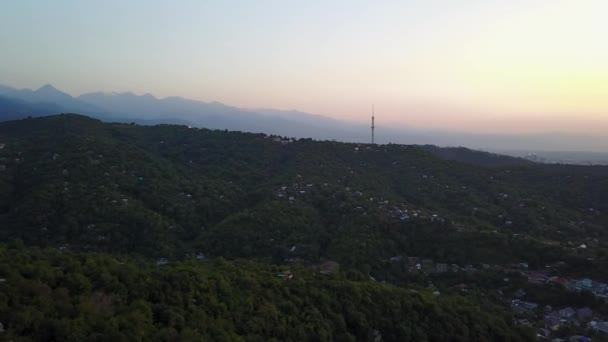 アルマトイの緑の丘の間の赤い夕日. — ストック動画