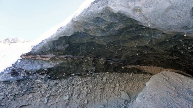 Karlı dağlarda buz mağarası. Tuyuk-Su buzulu