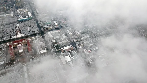 Πάνω άποψη μέσα από τα σύννεφα στην πόλη της Almaty. — Φωτογραφία Αρχείου