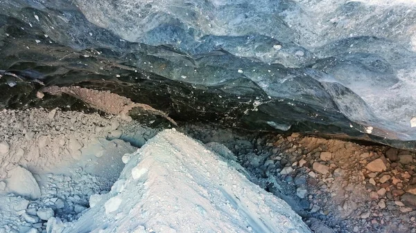 IJsgrot in de besneeuwde bergen. Gletsjer Tuyuk-Su — Stockfoto