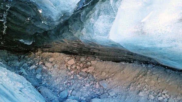 Grotta di ghiaccio tra le montagne innevate. Ghiacciaio Tuyuk-Su — Foto Stock