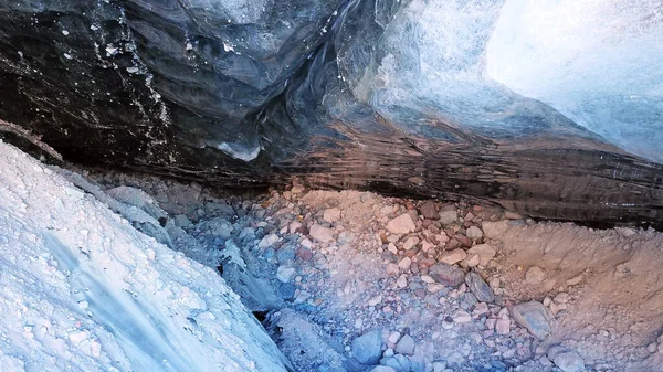 Grotta di ghiaccio tra le montagne innevate. Ghiacciaio Tuyuk-Su — Foto Stock