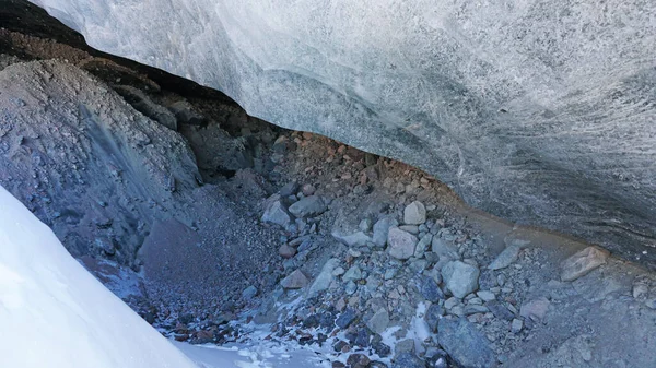 Grotta di ghiaccio tra le montagne innevate. Ghiacciaio Tuyuk-Su — Foto Stock