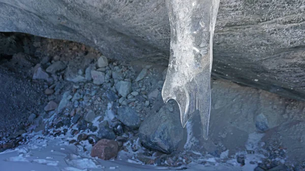 Karlı dağlarda buz mağarası. Tuyuk-Su buzulu — Stok fotoğraf