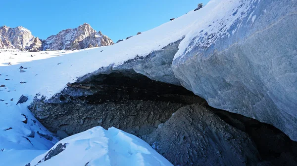 Grotta di ghiaccio tra le montagne innevate. Ghiacciaio Tuyuk-Su — Foto Stock