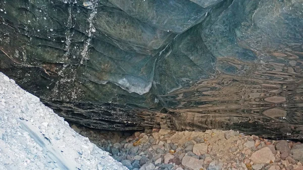 Caverna de gelo nas montanhas nevadas. Geleira Tuyuk-Su — Fotografia de Stock