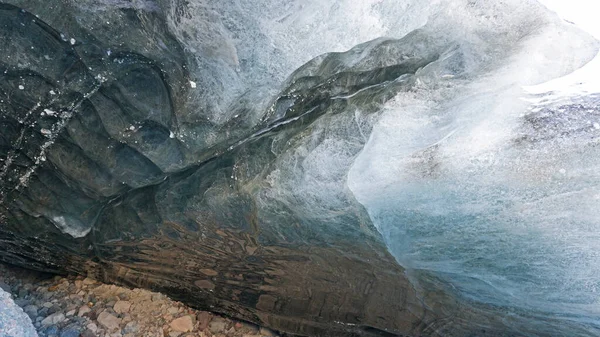 Eishöhle in den verschneiten Bergen. Tuyuk-Su-Gletscher — Stockfoto