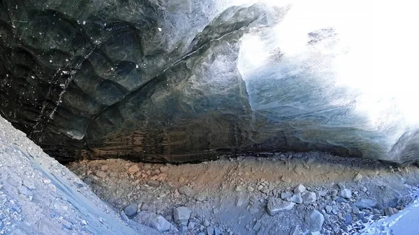 Caverna de gelo nas montanhas nevadas. Geleira Tuyuk-Su — Fotografia de Stock